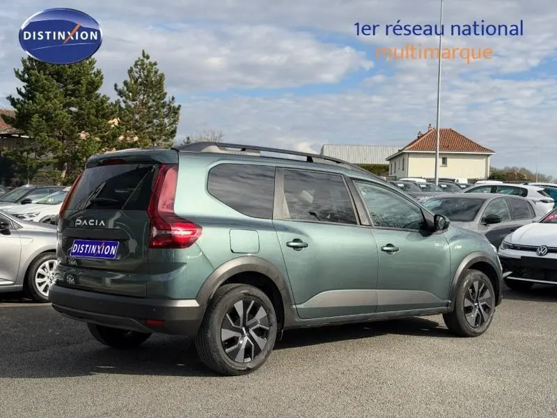 Vue 3/4 arrière droite d'un Dacia Jogger 2025 Vert Cèdre métallisé, avec toit noir et jantes distinctives en alliage.