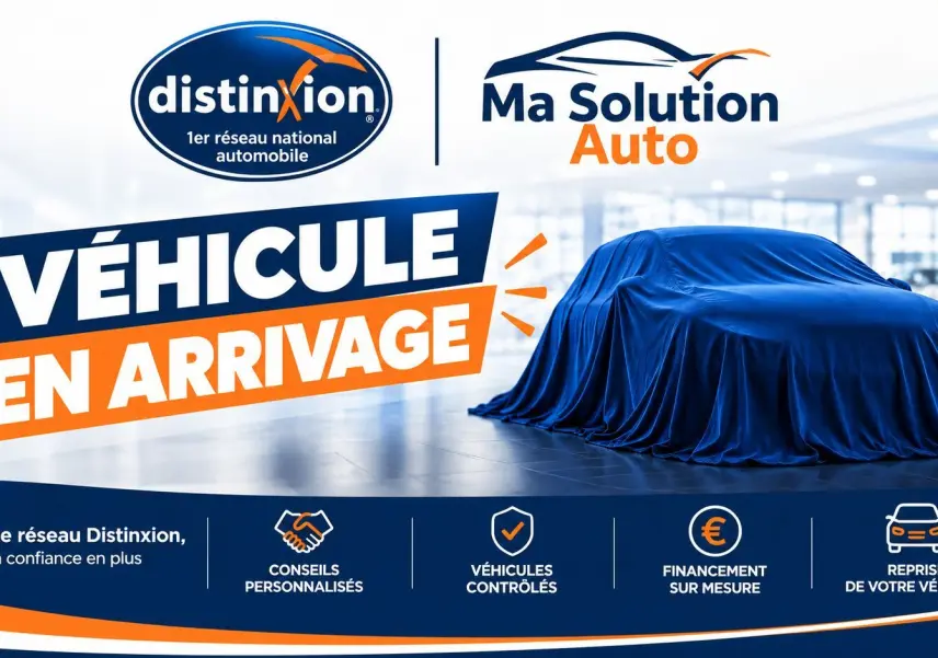 Voiture MG ZS 1.5L Hybrid+ 197ch Luxury rouge diamant, vue 3/4 avant, couverte d'une housse bleue en showroom.