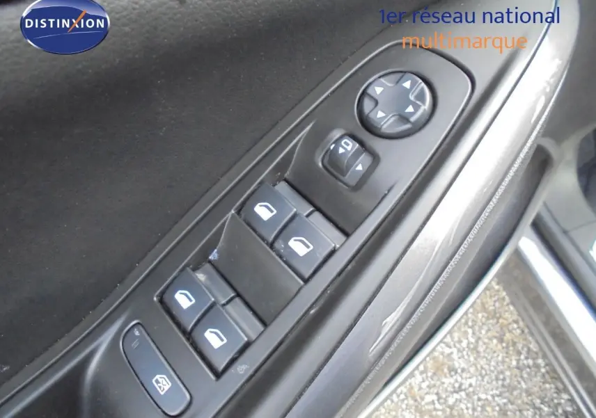 Gros plan sur les commandes des vitres et rétroviseurs côté gauche d'un Opel Grandland X gris Moai Metal 2021.