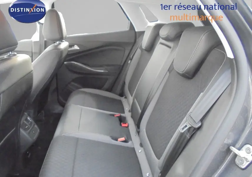 Vue intérieure arrière côté droit des sièges en tissu noir du Opel Grandland X hybride rechargeable 2021.