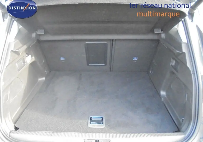 Coffre spacieux de l'Opel Grandland X gris Moai Metal, vue intérieure ouverte montrant le volume de chargement.