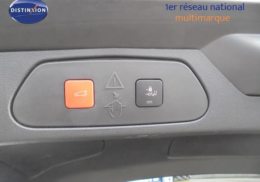 Boutons de commande du hayon électrique sur le panneau intérieur du coffre d'un Opel Grandland X gris Moai Metal.