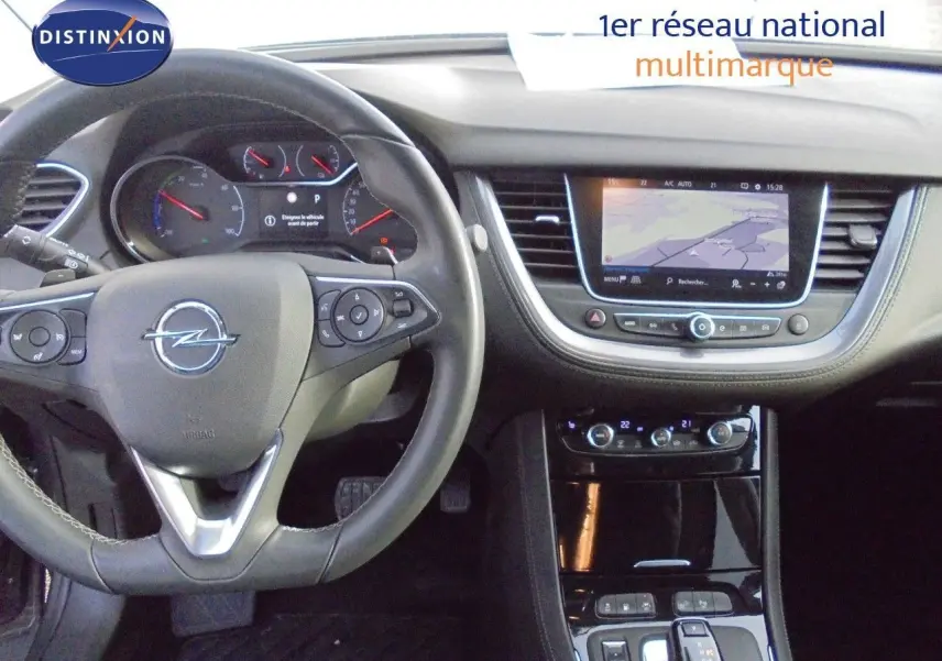 Vue intérieure de l'Opel Grandland X gris Moai Metal, tableau de bord et volant avec écran tactile et commandes intégrées.