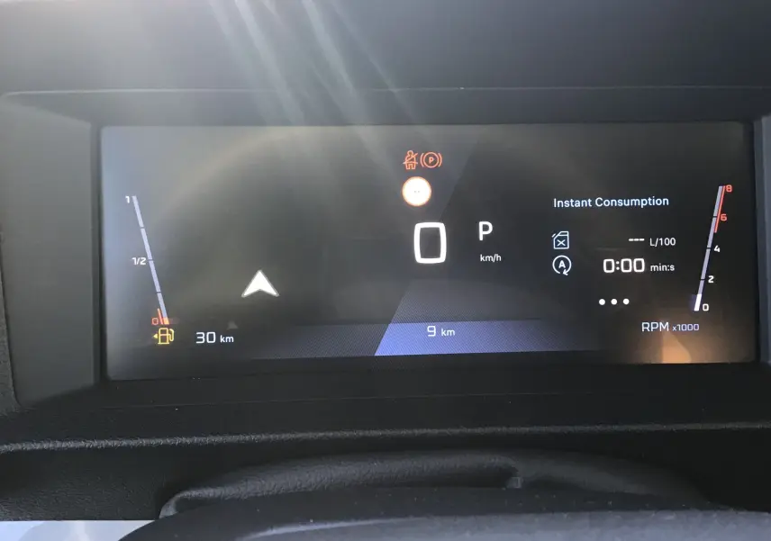 Affichage numérique du tableau de bord du Peugeot Expert Fourgon 2024 montrant la vitesse à 0 km/h et la consommation instantanée.