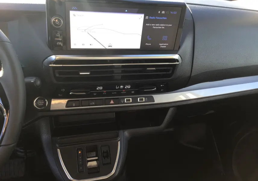 Vue intérieure du tableau de bord du Peugeot Expert Fourgon 2024, avec écran tactile et commandes climatisation visibles.