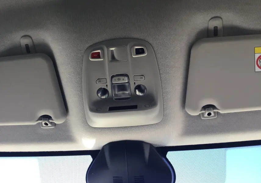 Plafonnier central avec commandes d'éclairage et miroirs de courtoisie dans le toit d'un Peugeot Expert Fourgon blanc 2024.