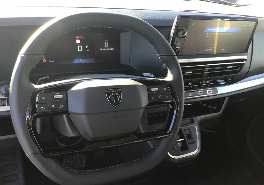 Vue rapprochée du volant multifonction et du tableau de bord numérique du Peugeot Expert Fourgon blanc 2024.