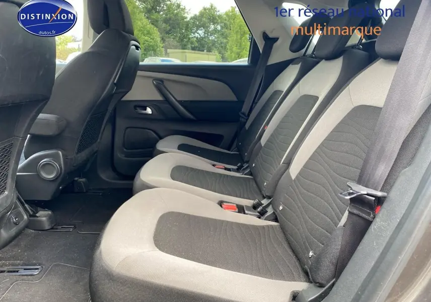 Vue latérale droite sur la deuxième rangée de sièges individuels gris et noir du Citroën C4 Picasso 2016.