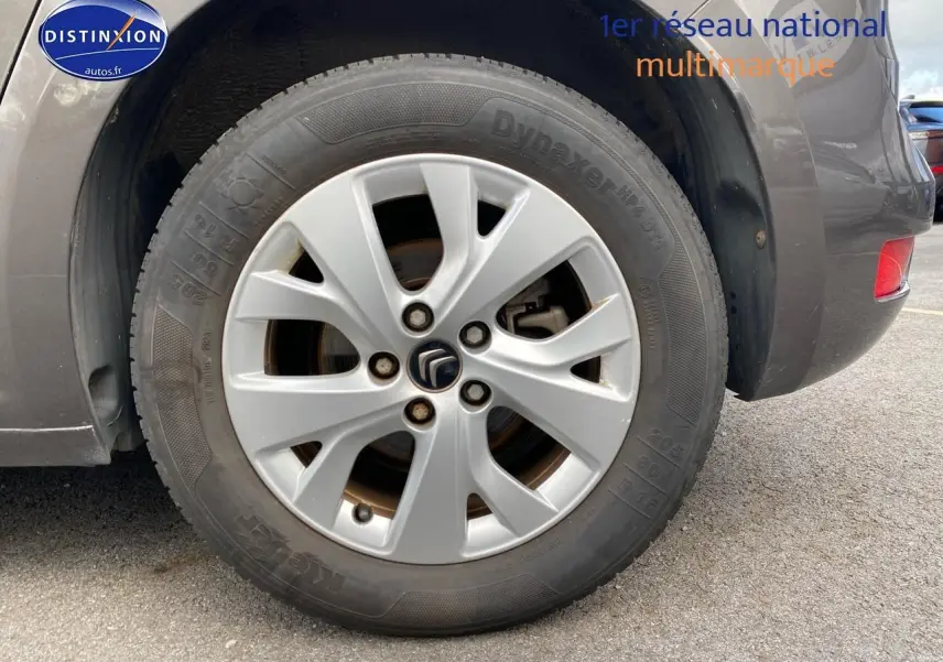 Gros plan sur la roue arrière droite gris métallisé d'une Citroën C4 Picasso BlueHDi 120 intensive 2016 avec jante alu.