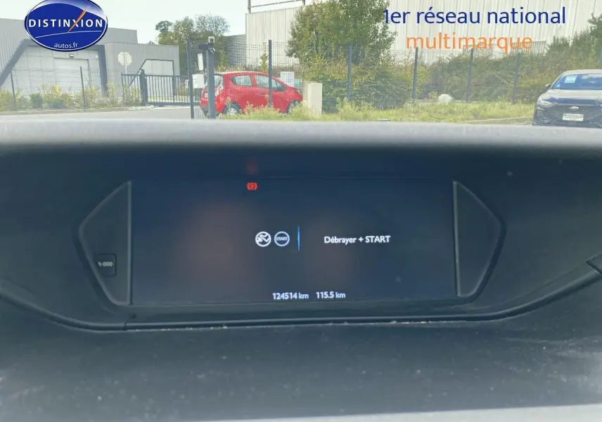 Tableau de bord de Citroën C4 Picasso gris 2016 affichant l'écran multifonction avec message de démarrage.
