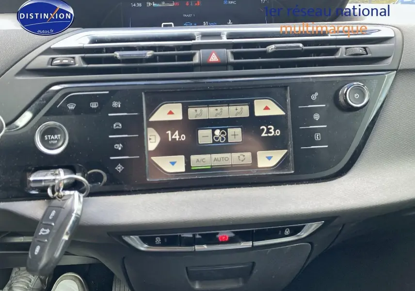 Tableau de bord de Citroën C4 Picasso gris 2016, vue frontale centrée sur l'écran de climatisation tactile et la clé insérée.