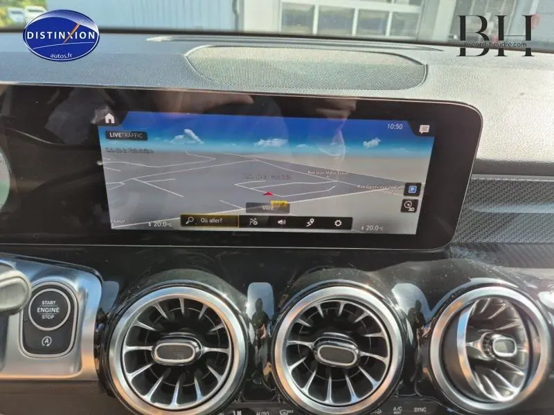 Vue rapprochée de la console centrale du Mercedes GLB blanc polaire 2023, avec écran tactile GPS et aérateurs ronds chromés.