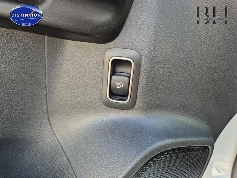 Bouton de déverrouillage intérieur du coffre sur panneau noir dans l'habitacle du Mercedes GLB blanc polaire 2023 AMG Line.