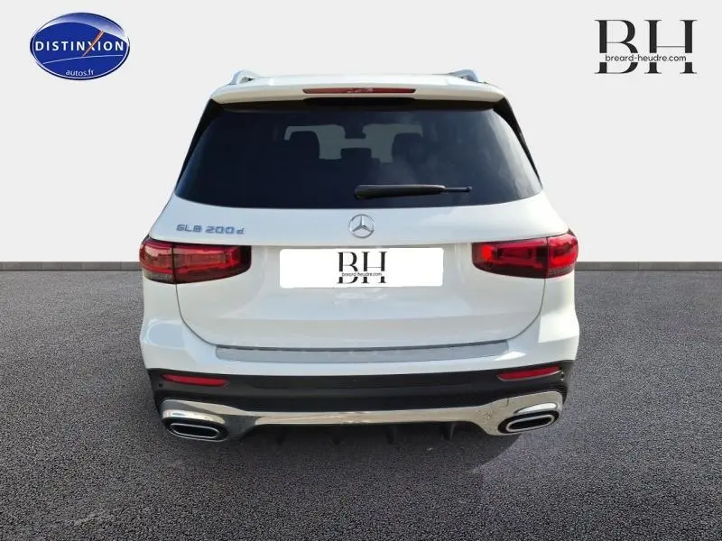 Vue arrière d'un Mercedes GLB 200 d blanc polaire avec feux LED et double sortie d'échappement chromée.