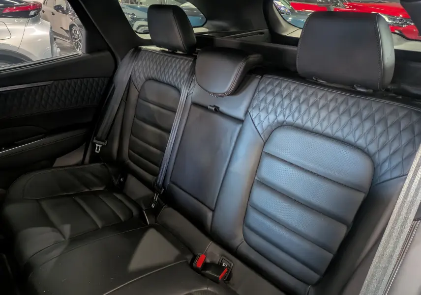 Vue intérieure arrière montrant les sièges en cuir noir matelassé de la Renault Talisman Estate 2022.