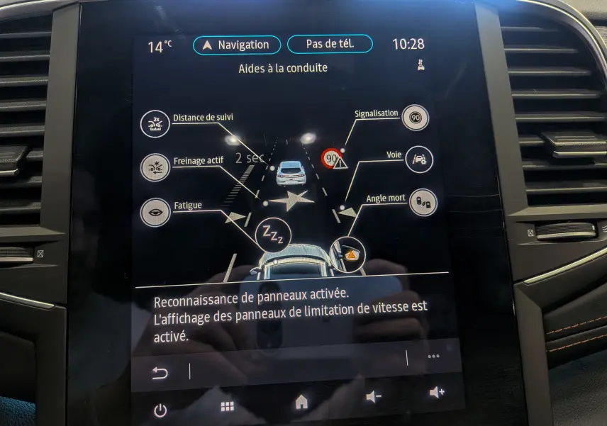 Écran tactile intérieur de la Renault Talisman Estate gris Cassiopé affichant les aides à la conduite et la navigation.