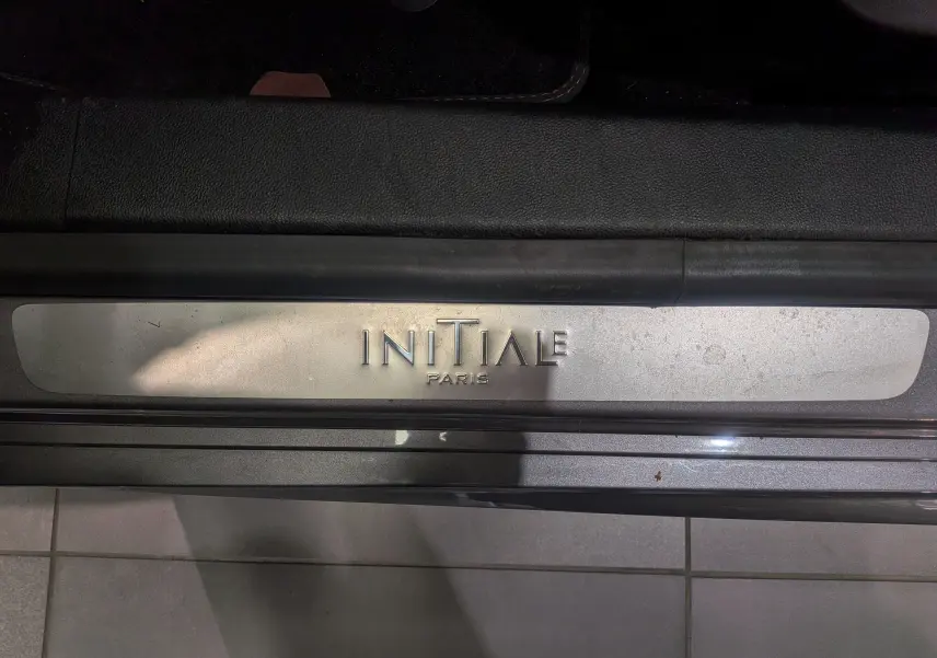 Gros plan sur la plaque de seuil de porte "Initiale Paris" du Renault Talisman Estate gris Cassiopé, version haut de gamme.