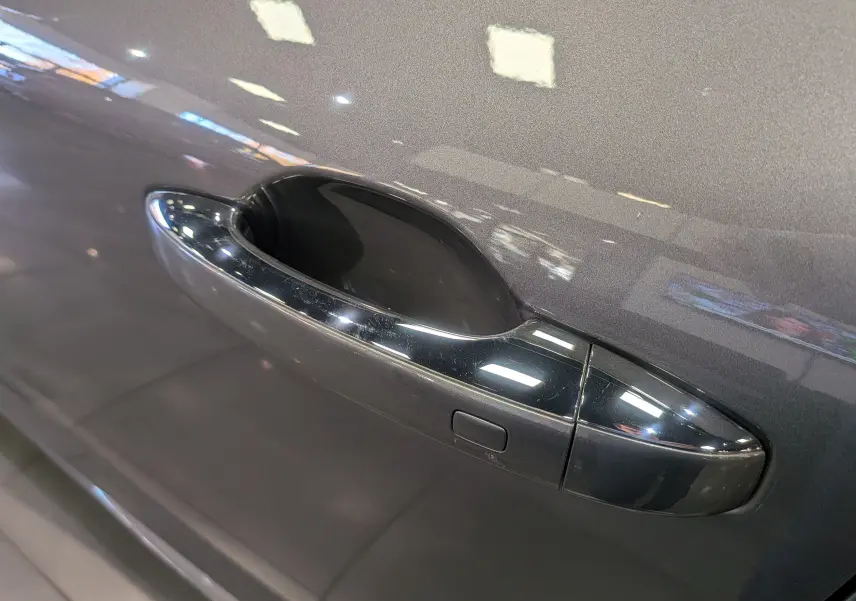 Poignée de porte chromée sur le côté gauche d'une Renault Talisman Estate gris Cassiopé 2022.