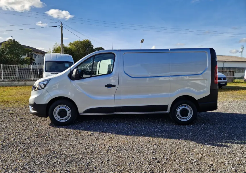 Profil droit du Renault Trafic Fourgon gris Highland 2025, version L1H1 avec porte latérale coulissante visible.