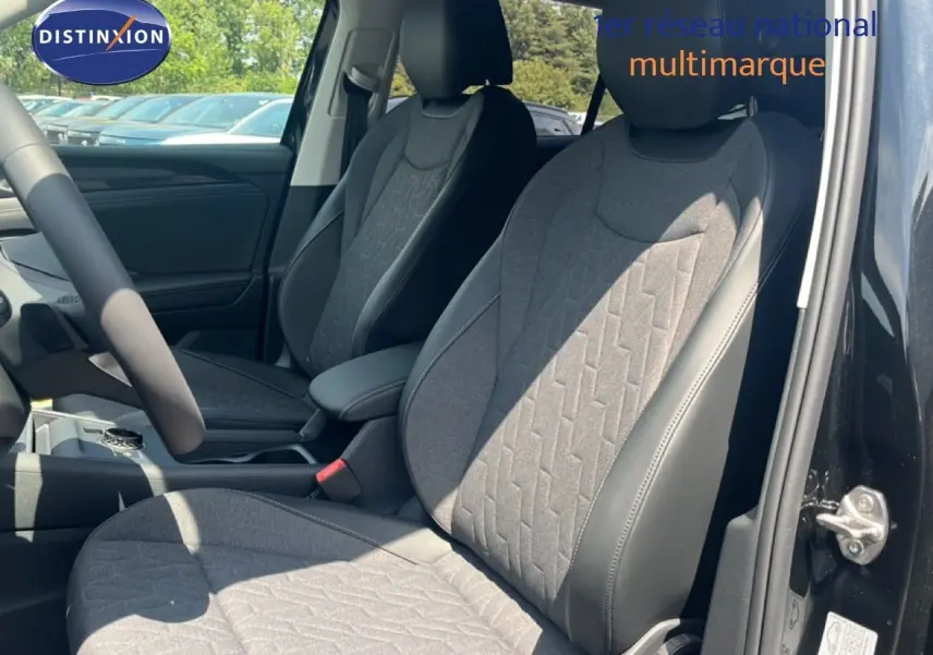 Vue intérieure côté gauche montrant les sièges avant en tissu gris avec contours en cuir noir du Volkswagen Tiguan noir Grenadilla.