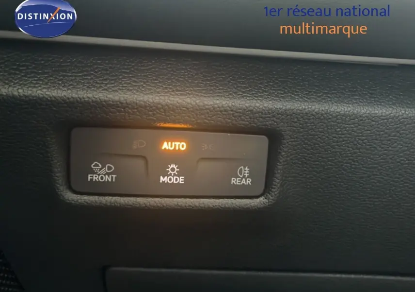 Détail du tableau de bord du Volkswagen Tiguan noir Grenadilla, montrant les commandes d'éclairage en mode automatique.
