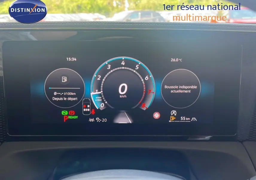 Vue rapprochée du tableau de bord numérique du Volkswagen Tiguan noir Grenadilla, affichant la vitesse à 0 km/h et diverses informations de conduite.
