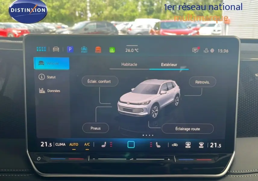 Écran tactile intérieur montrant les réglages du véhicule Volkswagen Tiguan 2026, avec interface moderne et vue 3D du SUV.