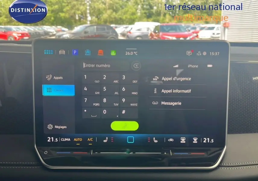 Écran tactile central du Volkswagen Tiguan noir Grenadilla, affichant le menu d’appel avec interface moderne.