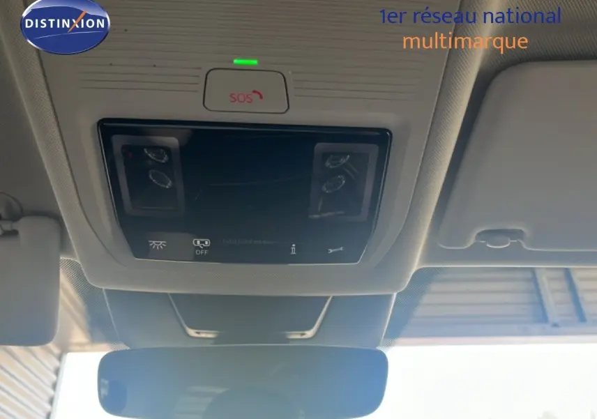 Vue intérieure centrée sur le plafonnier avec commandes SOS et éclairage, dans un Volkswagen Tiguan noir Grenadilla 2026.