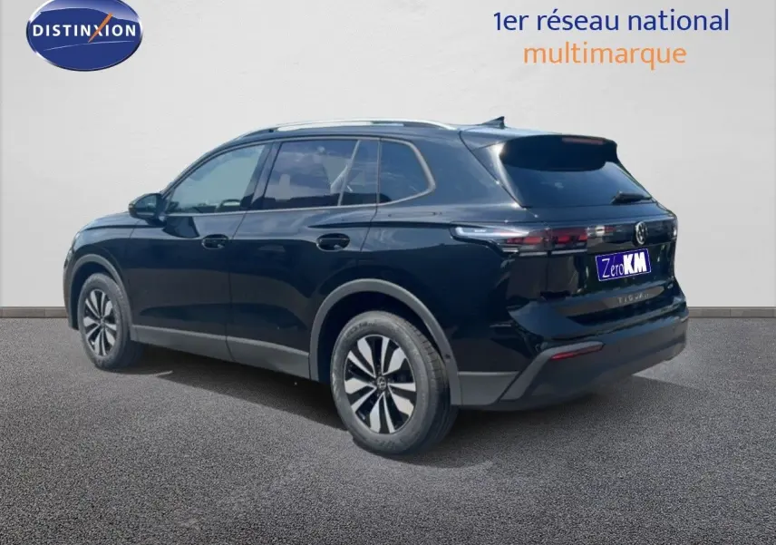 Vue 3/4 arrière côté gauche du Volkswagen Tiguan noir Grenadilla métallisé avec jantes alliage et feux arrière LED.