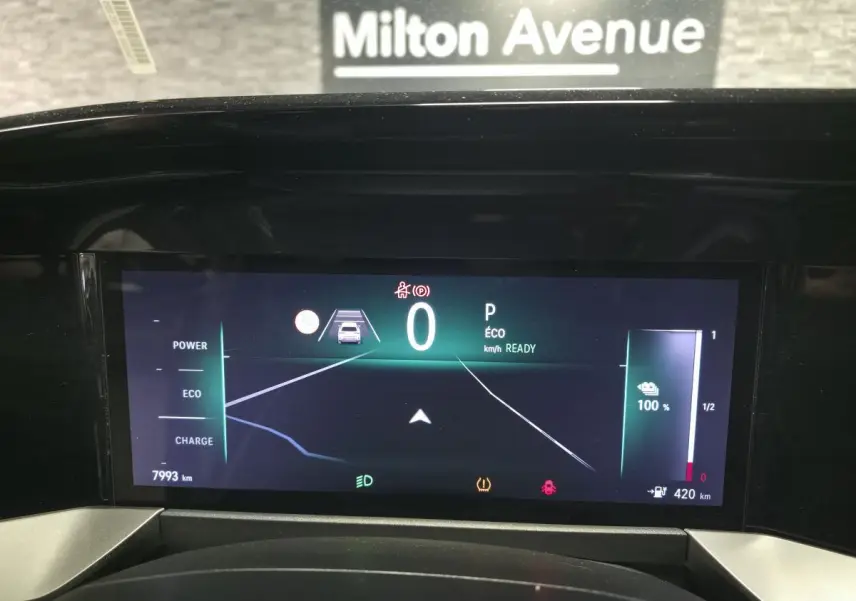 Tableau de bord numérique de l'Opel Mokka-e 2025 affichant la vitesse à 0 km/h et l'autonomie à 420 km.