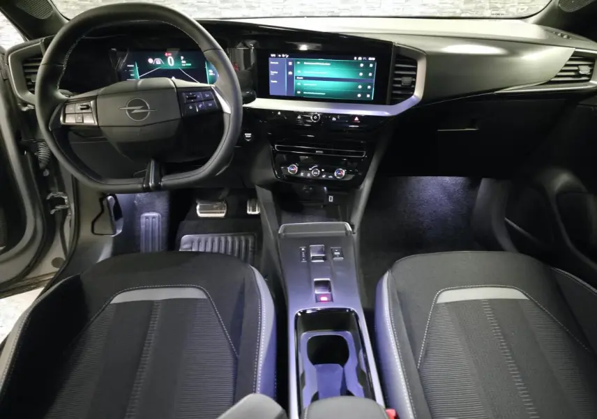 Intérieur noir de l'Opel Mokka-e 2025 vu de face, avec tableau de bord digital et écran tactile central.