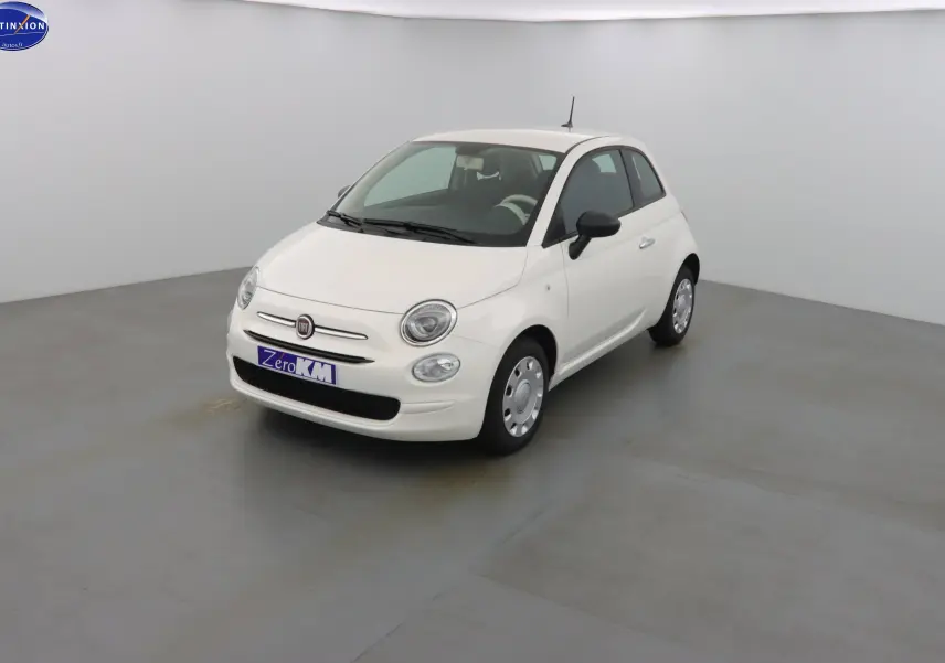 Vue 3/4 avant d'une FIAT 500 blanche Gelato, compacte avec phares ronds et rétroviseurs noirs.