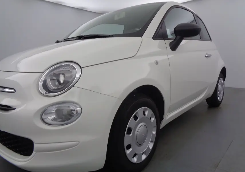 Vue 3/4 avant droit d'une Fiat 500 blanche Gelato avec phares ronds et rétroviseurs noirs contrastants.