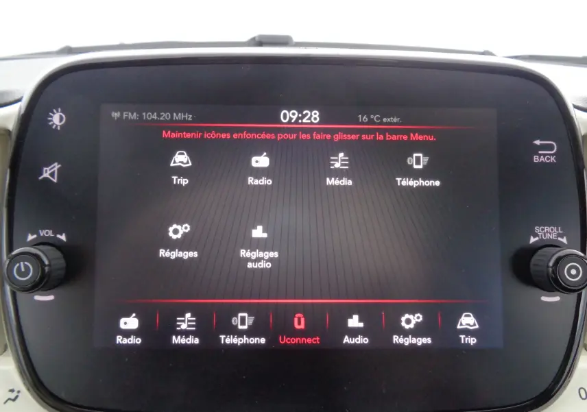 Écran tactile central de la Fiat 500 blanc Gelato 2023 affichant le menu multimédia avec options radio et téléphone.