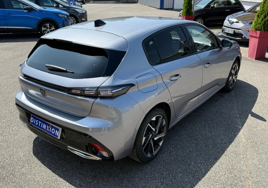 PEUGEOT 308 gris Artense vue 3/4 arrière droit, avec feux LED distinctifs et jantes alliage modernes.