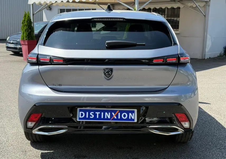 Vue arrière d'une Peugeot 308 gris Artense 2024 avec feux LED distinctifs et double sortie d'échappement chromée.