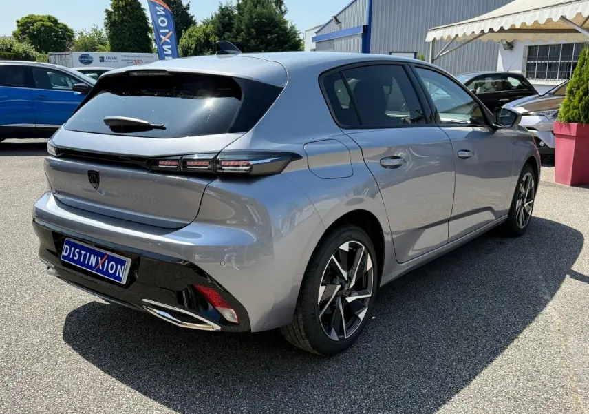 Peugeot 308 gris Artense vue 3/4 arrière droit, avec feux arrière LED et jantes alliage distinctives.