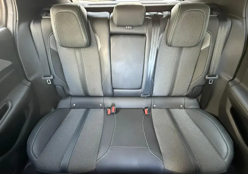 Vue intérieure arrière des sièges en cuir noir et tissu gris de la Peugeot 308 2024 finition Allure.