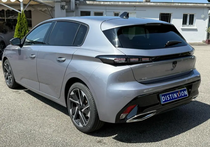 Peugeot 308 gris Artense vue 3/4 arrière droit, avec feux arrière LED et jantes alliage distinctives.