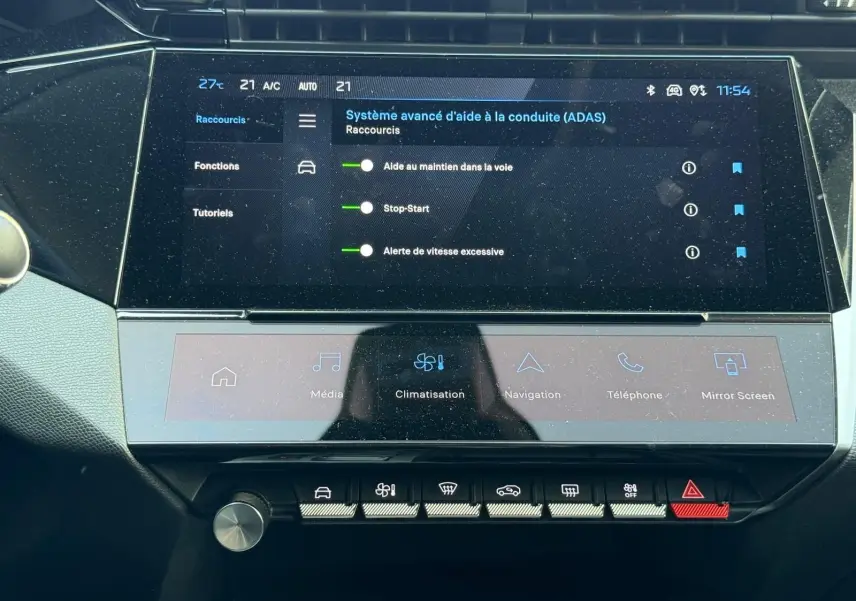 Écran tactile central de la Peugeot 308 2024 montrant les aides à la conduite et commandes de climatisation.