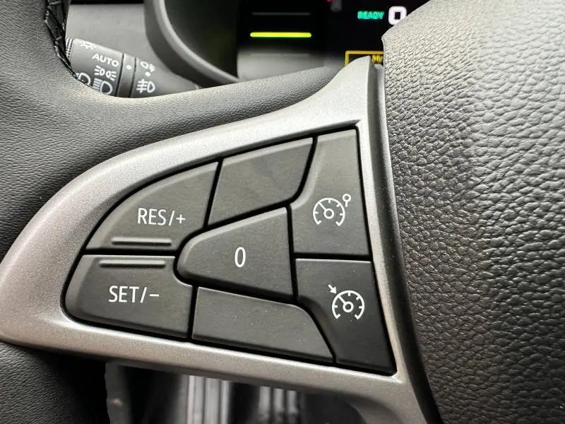 Gros plan sur les commandes de régulateur de vitesse au volant du Dacia Jogger noir nacré 2025.