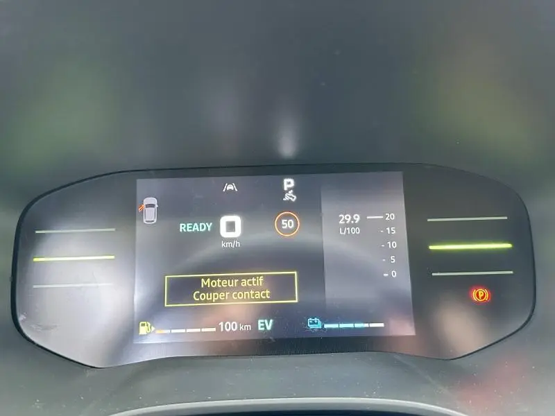 Tableau de bord numérique du Dacia Jogger 1.6 hybrid 140ch, affichant la vitesse à 0 km/h et l'alerte moteur actif.