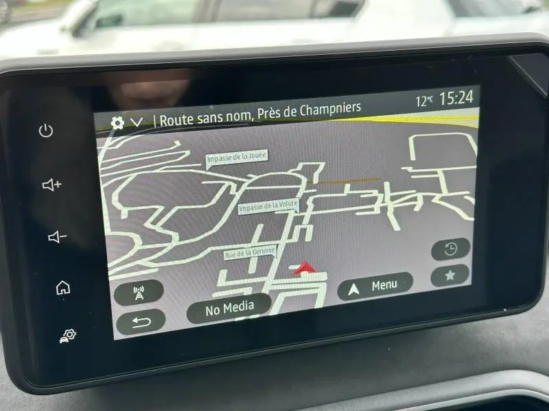 Écran tactile central du tableau de bord du Dacia Jogger 2025 affichant la navigation GPS en mode carte.