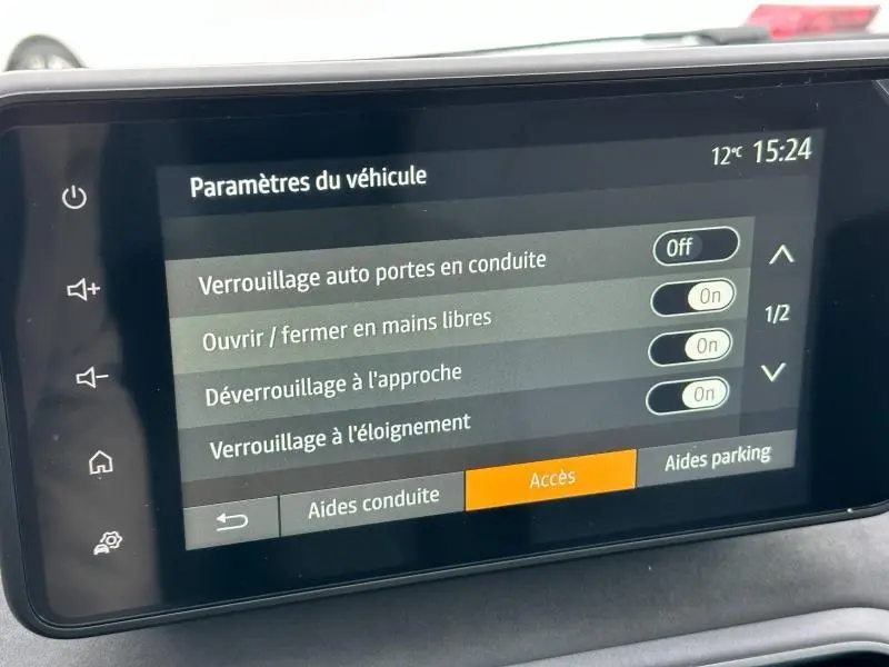 Écran tactile du tableau de bord du Dacia Jogger affichant les paramètres d'accès au véhicule en mode clair.
