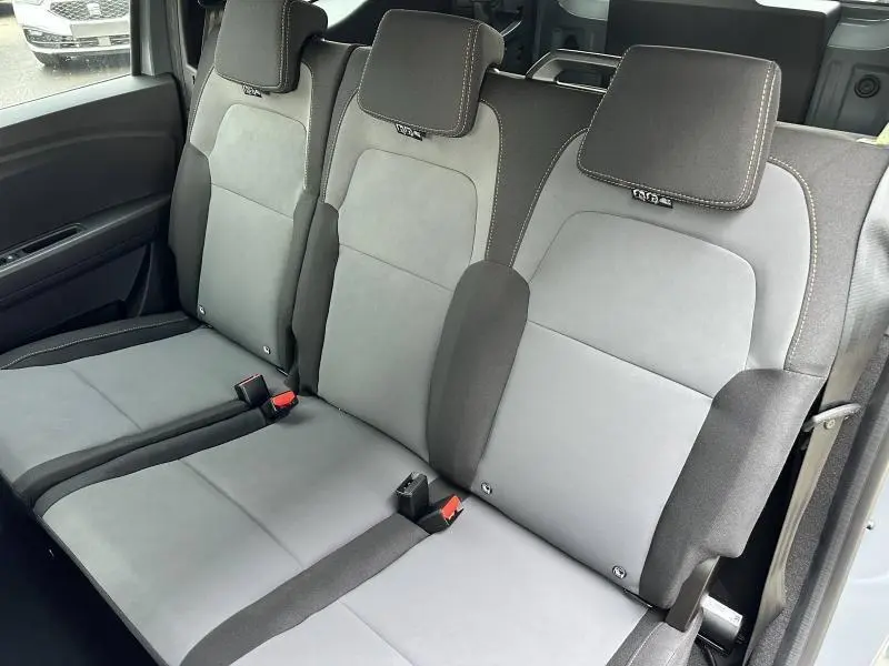 Vue rapprochée de la banquette arrière grise et noire du Dacia Jogger 1.6 hybrid 140ch Extreme 2025, 5 places.