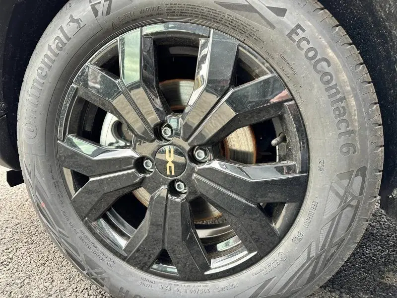 Gros plan sur la jante noire brillante de la roue avant gauche du Dacia Jogger 1.6 hybrid 140ch Extreme 2025