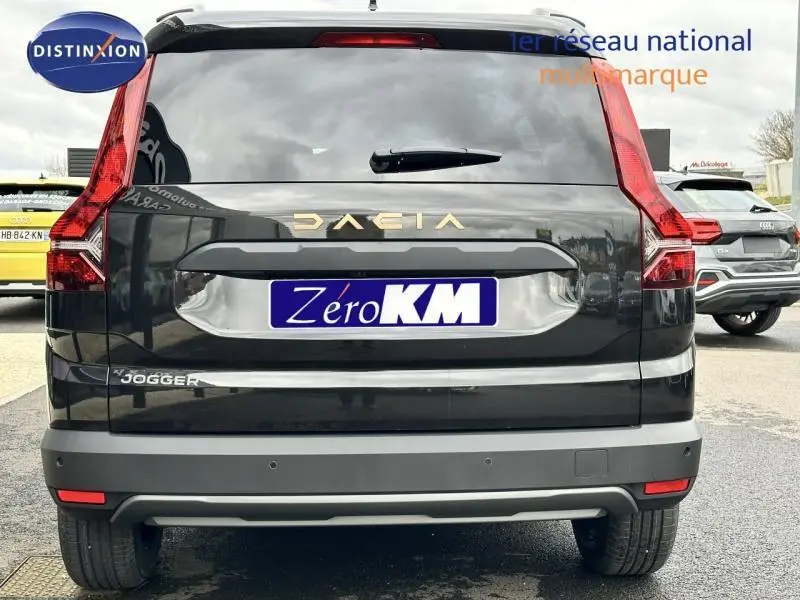 Vue arrière du Dacia Jogger noir nacré métallisé avec logo doré et feux arrière verticaux distinctifs