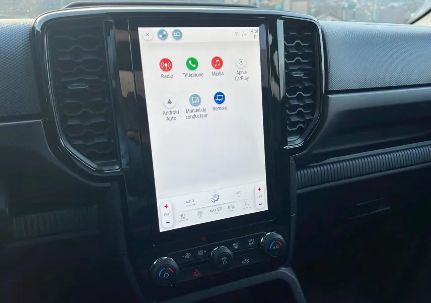 Vue rapprochée de l'écran tactile central du Ford Ranger 2025 noir shadow, affichant les options multimédia et connectivité.