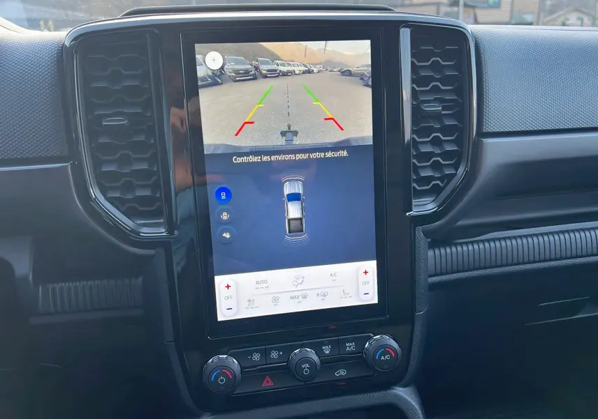 Vue rapprochée de l'écran tactile central du Ford Ranger 2025 noir shadow, affichant la caméra de recul et les commandes climatisation.